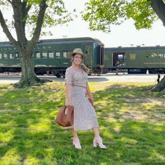 Una mujer posando frente a un tren (Instagram@coralmagiera)