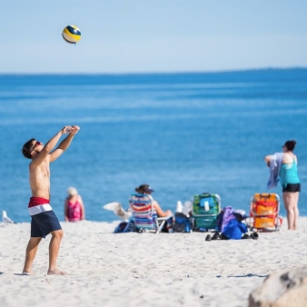 Voleibol en la playa del Parque Estatal Rocky Neck (Instagram)