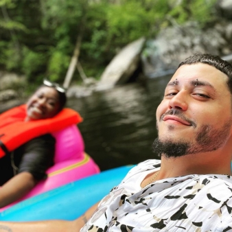 People relaxing in tubes on the river (Instagram@vanilla__face)