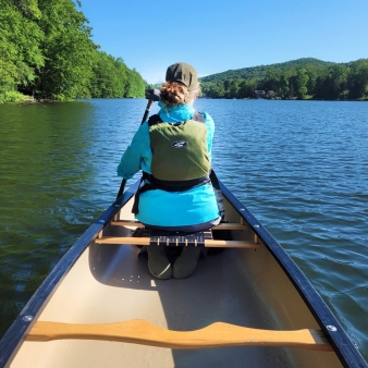Woman boating at Squantz Pond (Instagram@thewriteassistant)